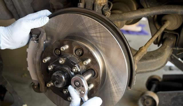 汽車行駛6萬公里,記得更換這些零件,別讓汽車提前報廢-第5張圖片-鄭州市冠恒貿易有限公司【官方網站】-車用潤滑油服務專家 汽車行駛6萬公里,記得更換這些零件,別讓汽車提前報廢-第5張圖片-鄭州市冠恒貿易有限公司【官方網站】-車用潤滑油服務專家